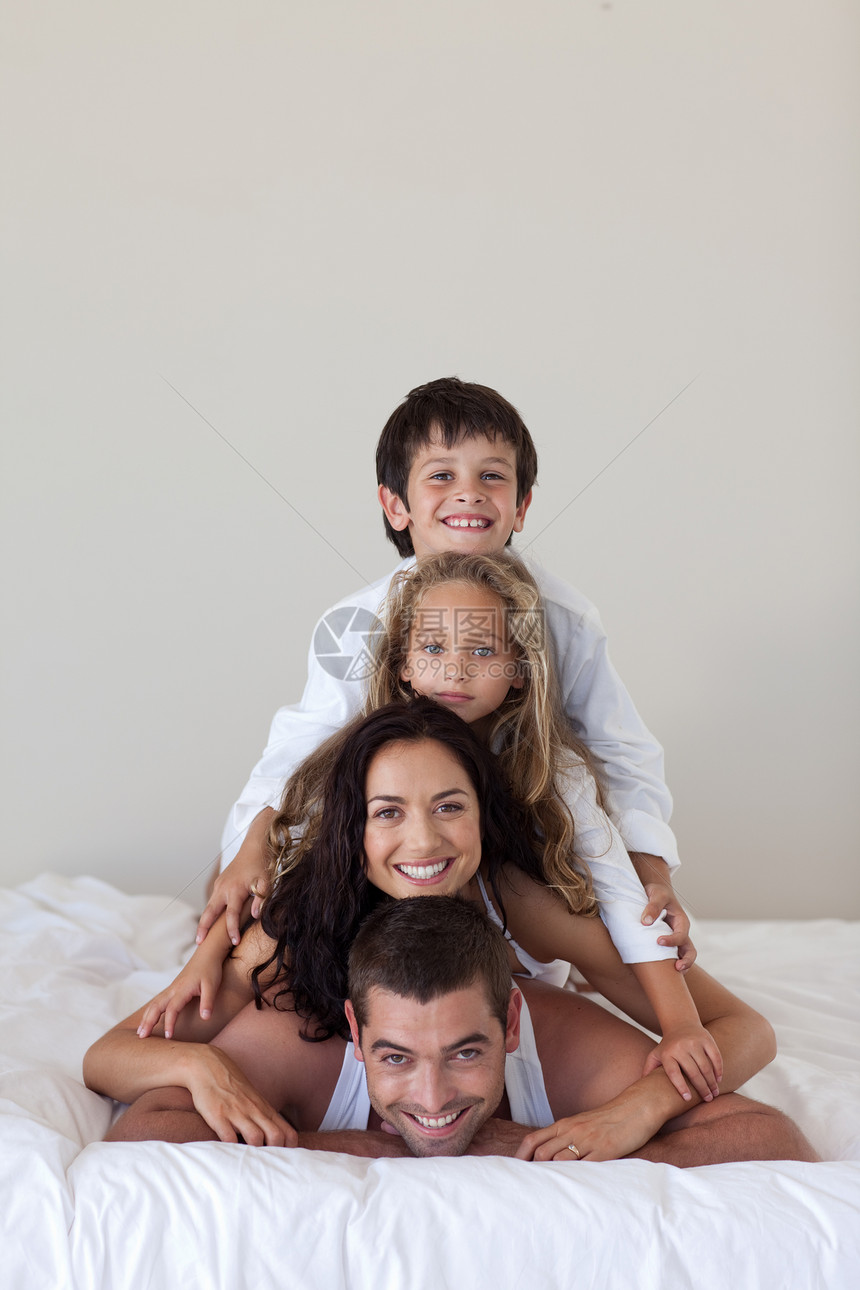躺在床上的Radiant家庭拥抱女性卧室母亲男生乐趣兄弟儿子妈妈感情图片