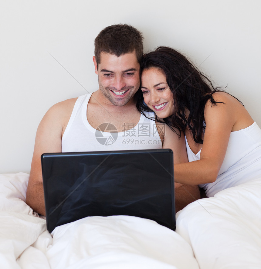在卧室用笔记本电脑的情侣图片