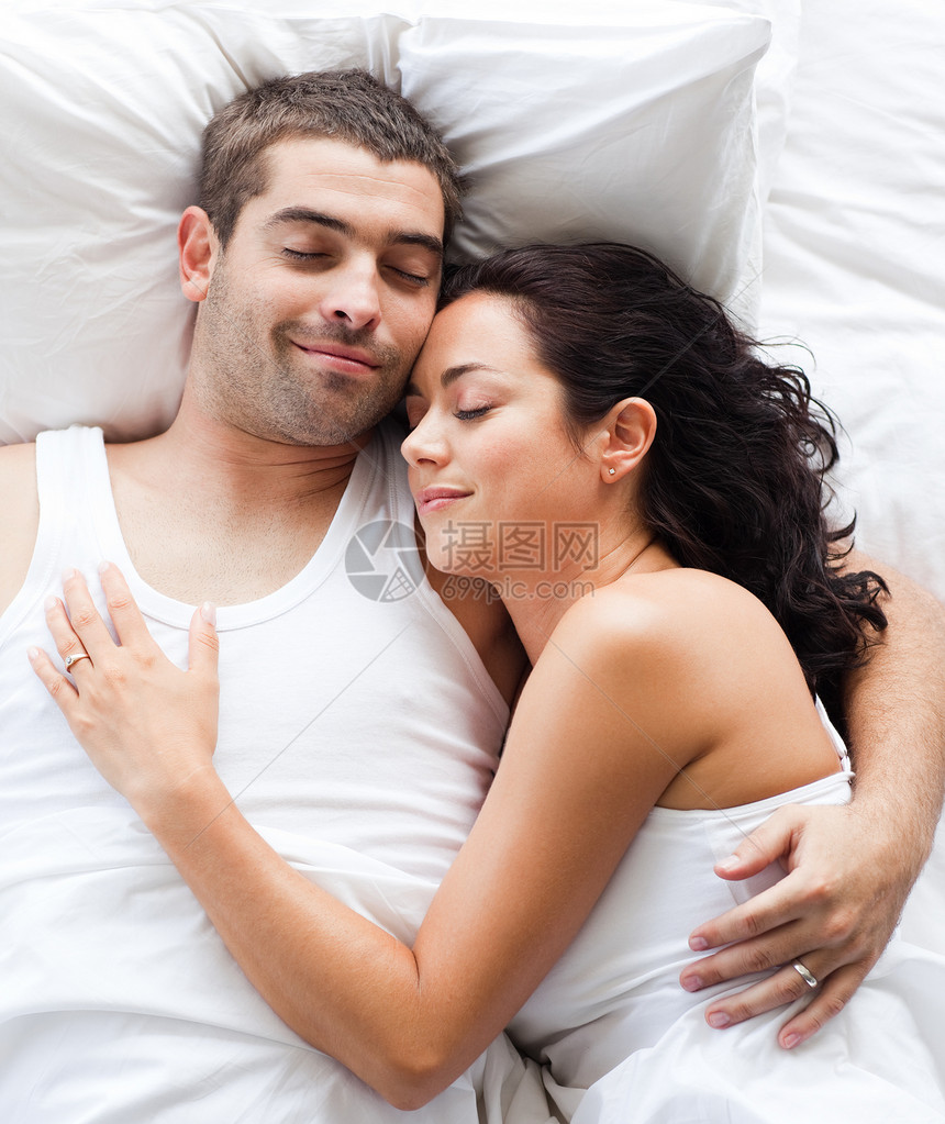 躺在床上的一对漂亮的夫妻快乐男性男朋友女性技术女朋友微笑女士情人家庭图片