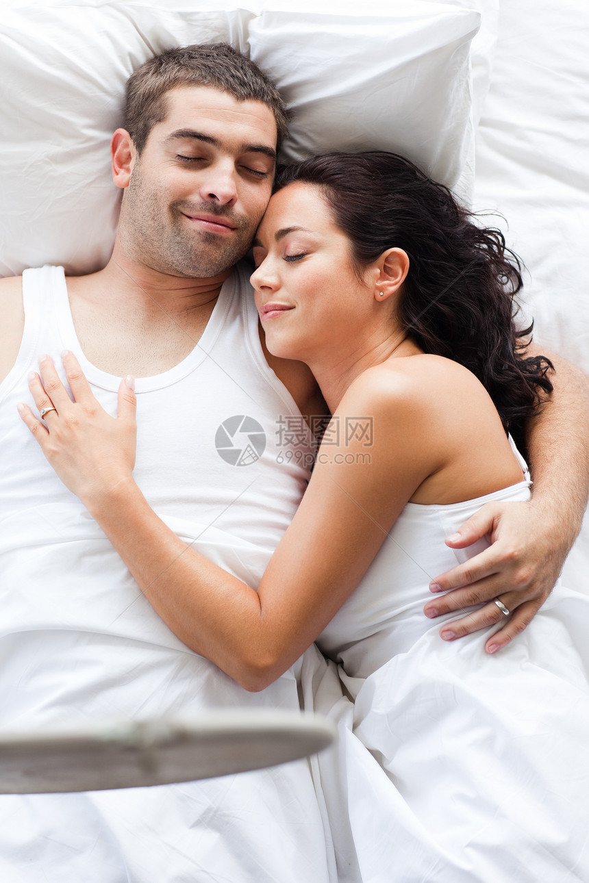 躺在床上的一对可爱的夫妇卧室夫妻技术幸福互联网快乐情人网络微笑电脑图片