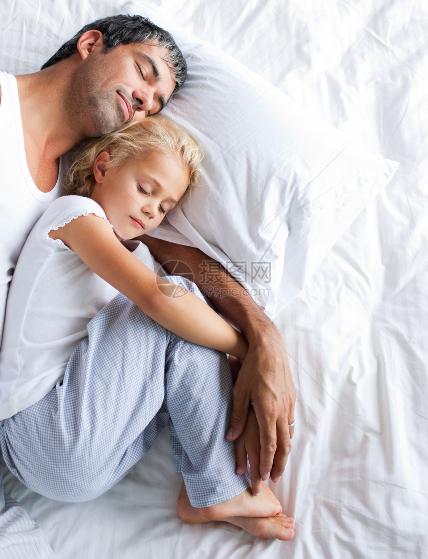 父亲和女儿睡在床上图片