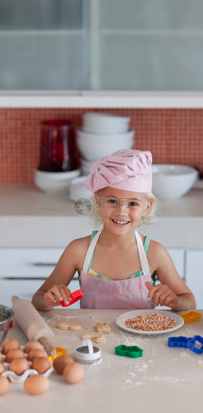 可爱的女儿在家烘烤烤箱烹饪夫妻厨房女孩糕点女性房子帮助家庭图片