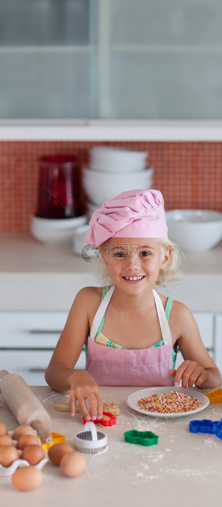 可爱的女儿在厨房烘烤童年房子饼干家庭姐姐烹饪帮助电饭煲女性教学图片