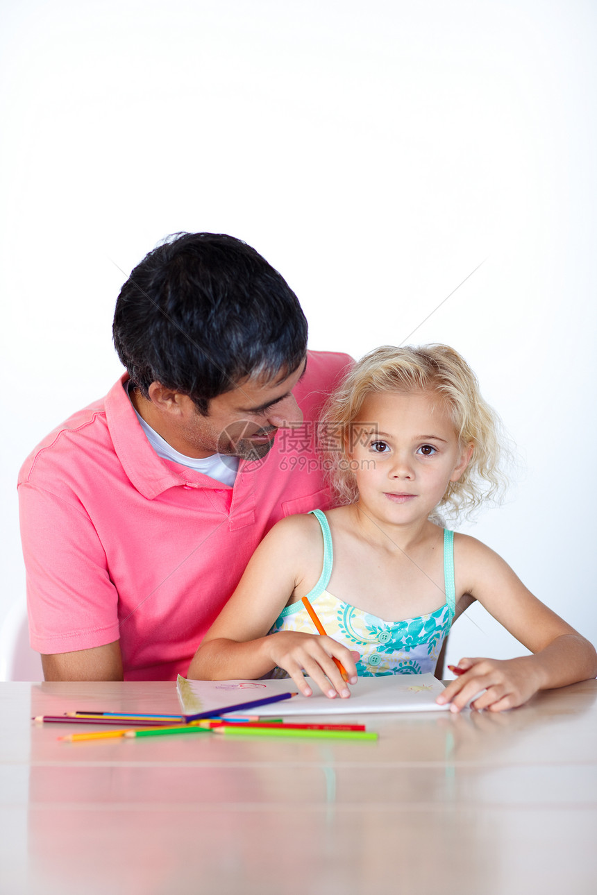 与女儿一起画画的好父亲图片