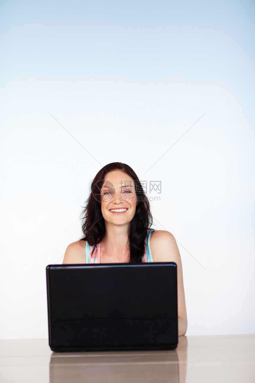 使用带复制空间的笔记本电脑微笑的女孩图片