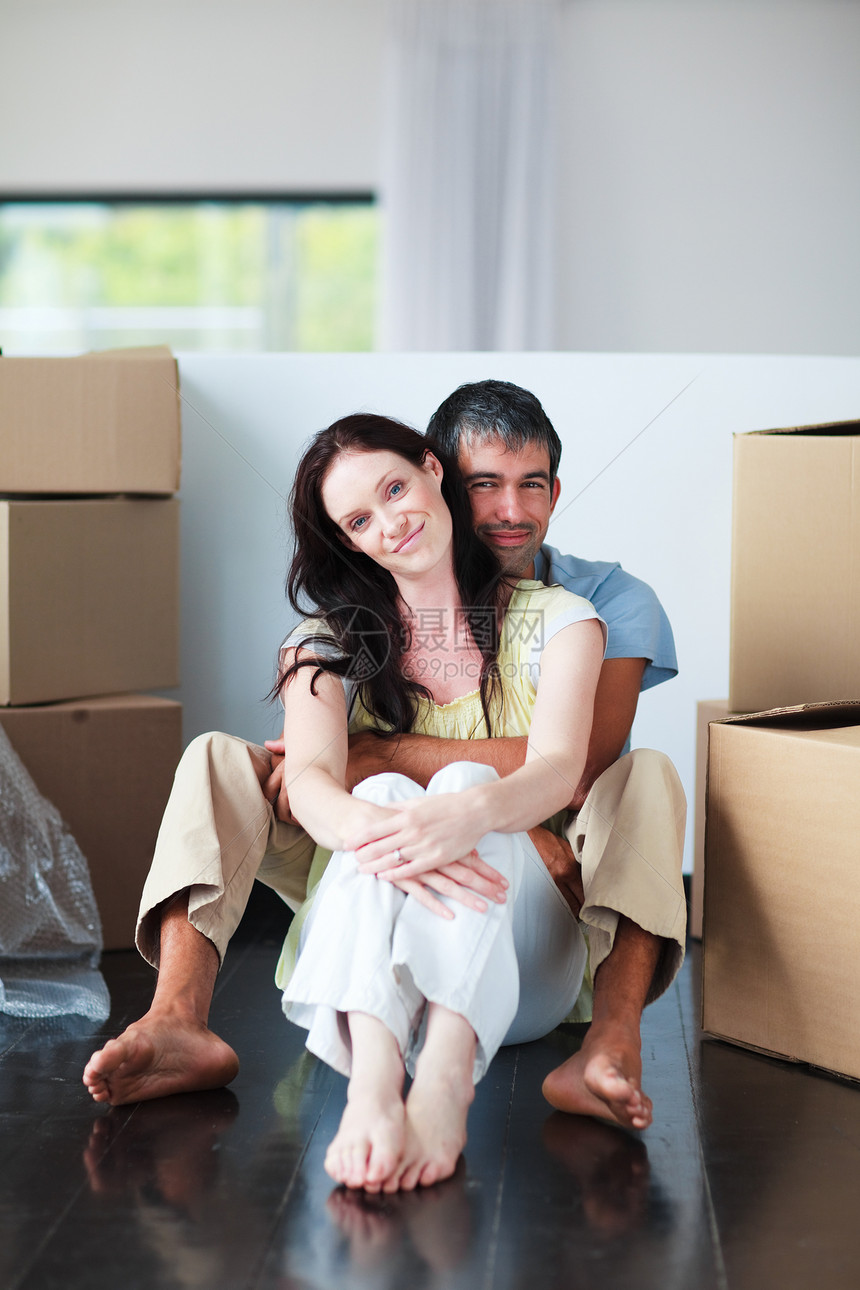 夫妇搬家木头财产公寓夫妻房间微笑男性贷款男人丈夫图片