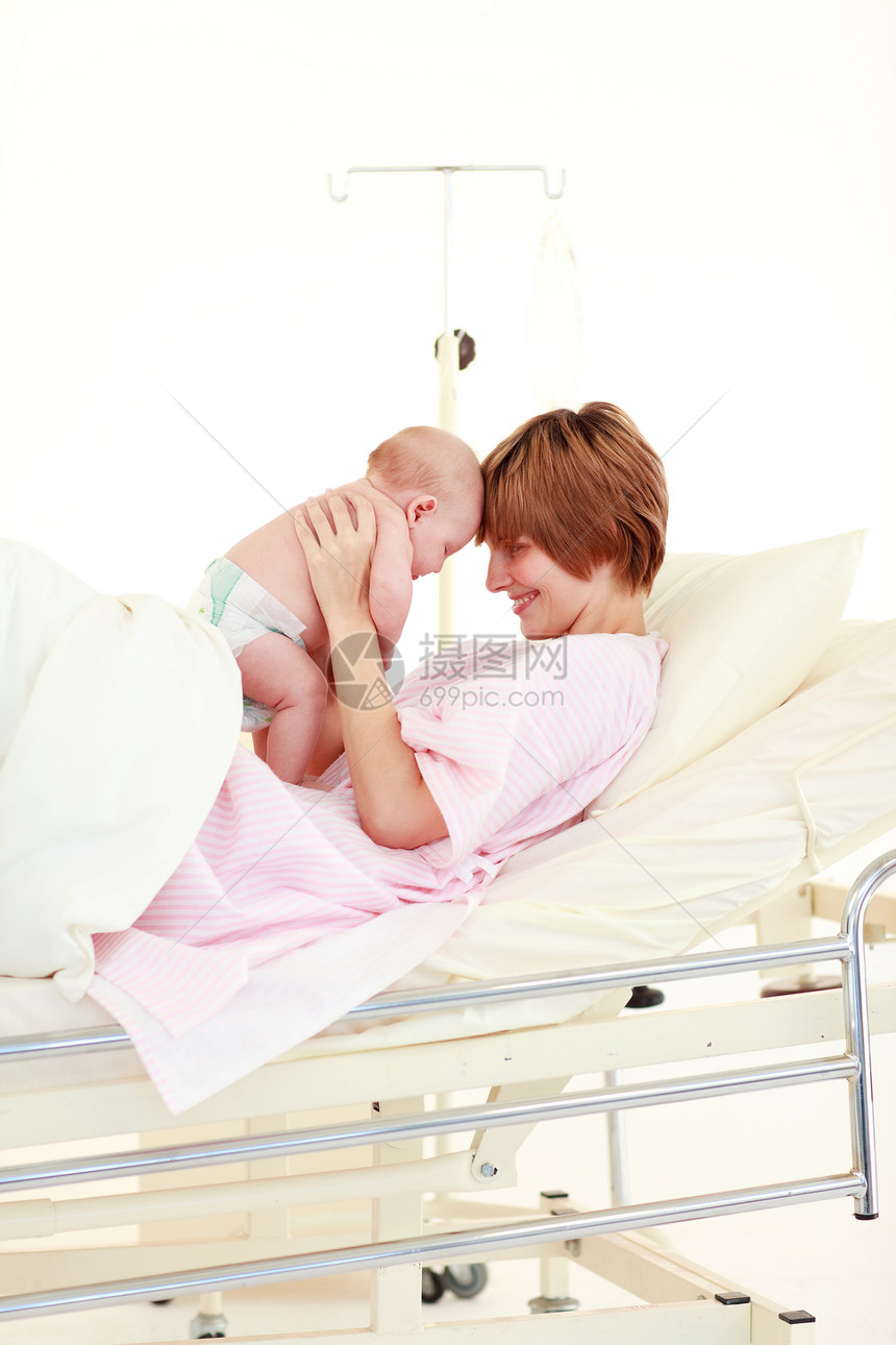 母亲拥抱她新生婴儿的母亲青年花朵后代父母食物女士孩子女性房间护士图片