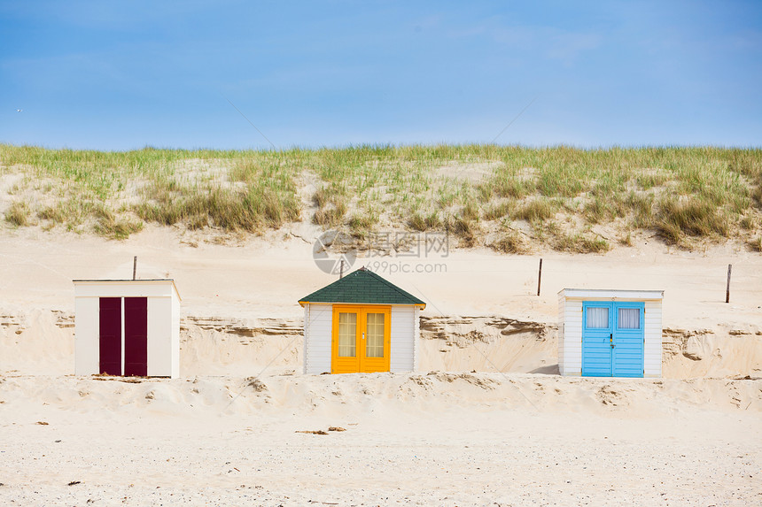 沙滩上有蓝天的房子住宅海滩蓝色晴天建筑海岸线冲浪热带家庭假期图片