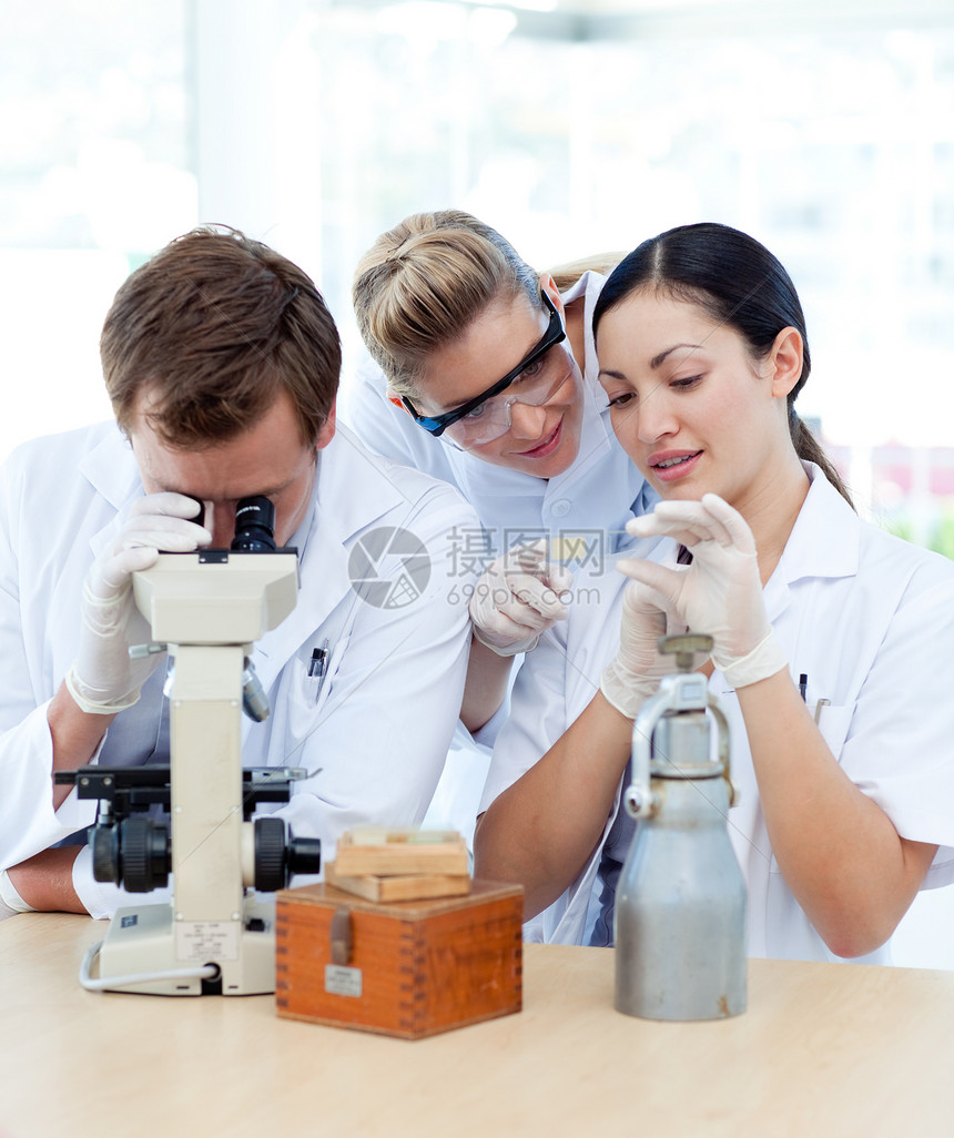 在实验室工作的人公司夹克药品商业学习服务科学技术女孩工人图片