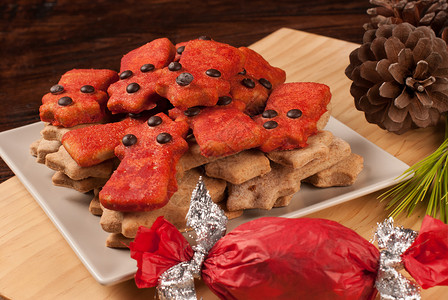 圣诞饼干水平盘子装饰食物季节性服务美食糕点背景图片