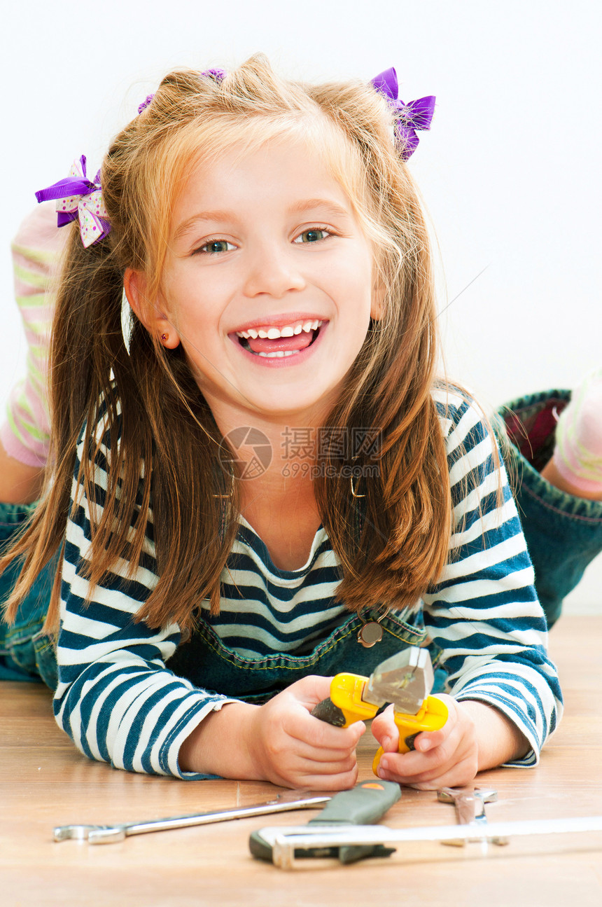 微笑的少女女孩女性快乐修理扳手乐趣工作头发幸福合金图片