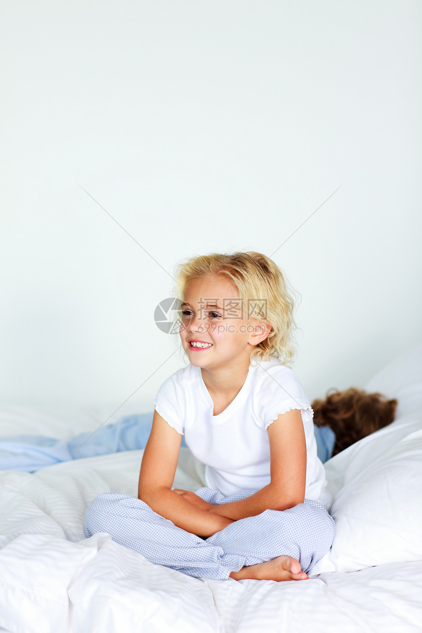 小女孩与复制空间一起坐在床上睡衣拥抱毯子午睡时间家庭姐姐盖子孩子女孩图片