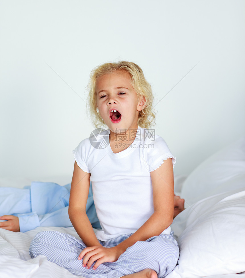 美丽的女儿在床上打哈哈哈哈图片