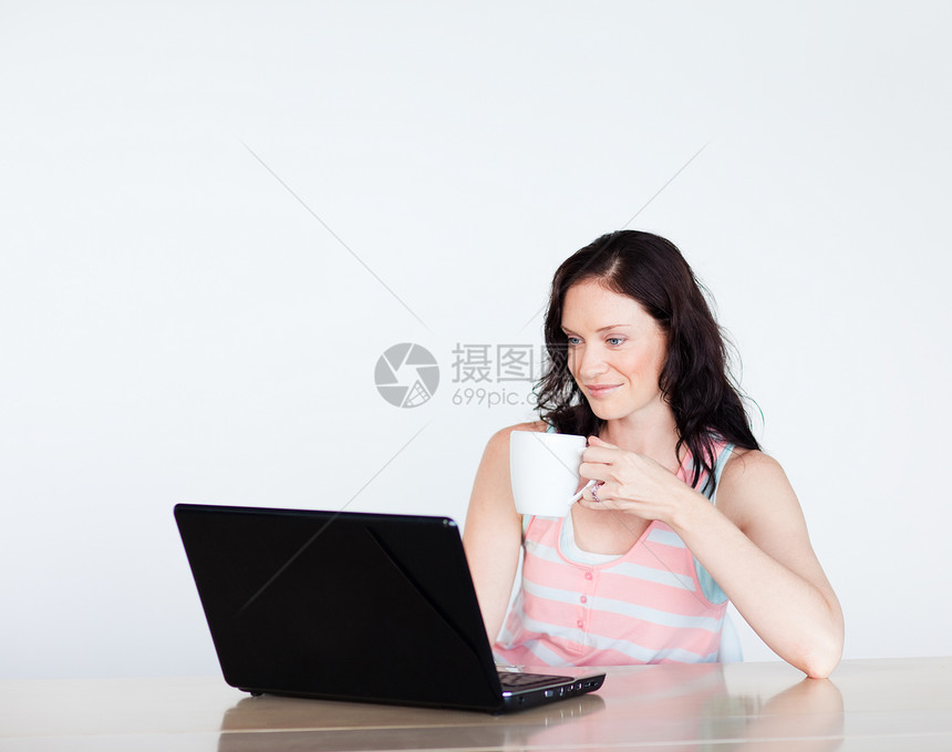 在家工作的女商务人士电脑女士成功人士商业白色微笑工作室咖啡笔记本图片