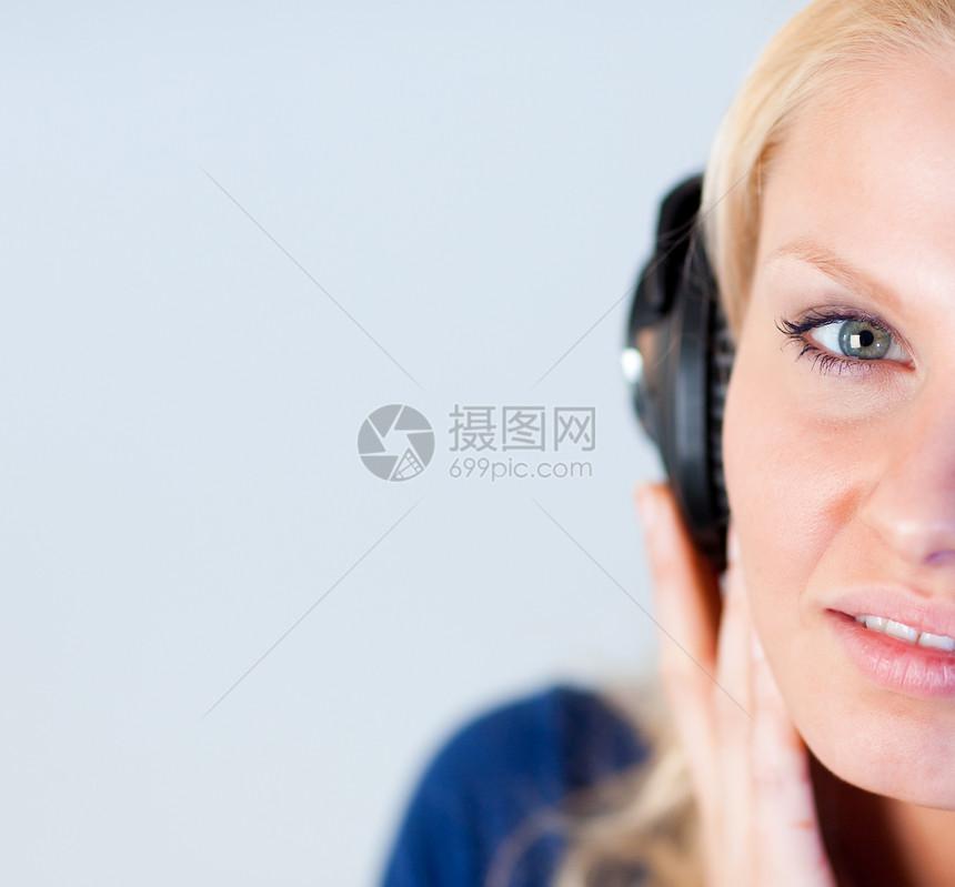 吸引人的女性用耳机听音乐的妇女快乐音乐金发幸福白色头发女孩喜悦金发女郎女士图片