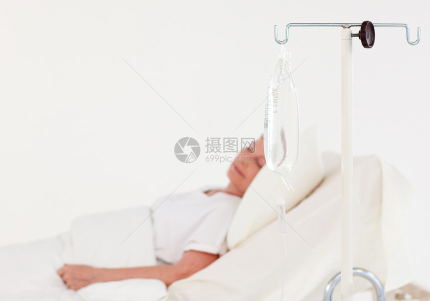 躺在医疗床上的放松的病人图片