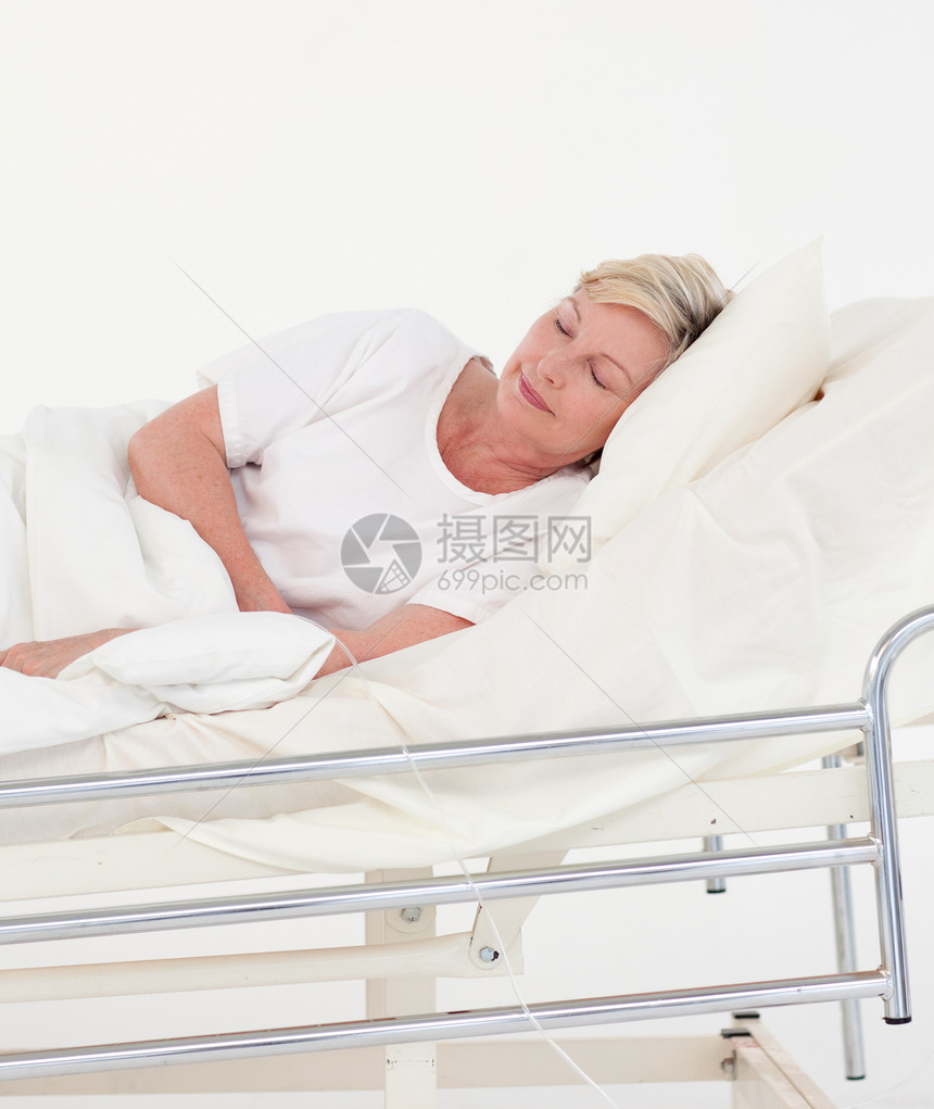 光亮的病人躺在医疗床上图片