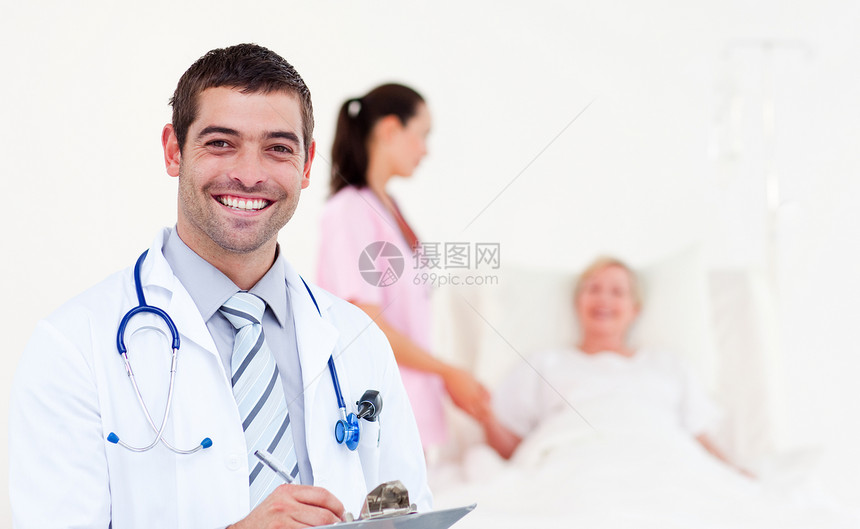 医生检查一个微笑的病人休息睡眠眼睛女性食物疼痛头发病房医院男性图片