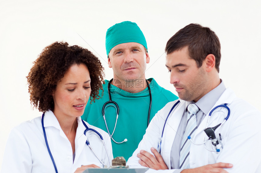 一组积极看镜头的医生小组蓝色磨砂膏诊所手术多样性同事药品男性医院团队图片