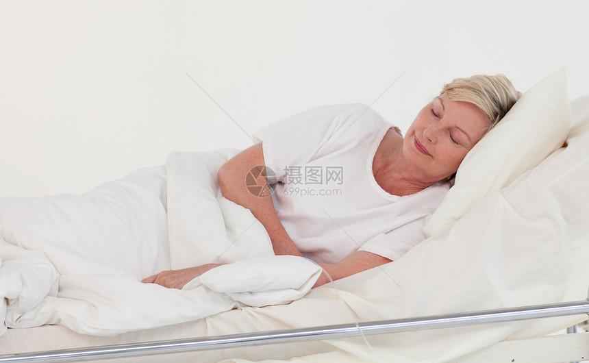 躺在医疗床上的女病人疾病休息病房女士药品财富头发女性眼睛癌症图片