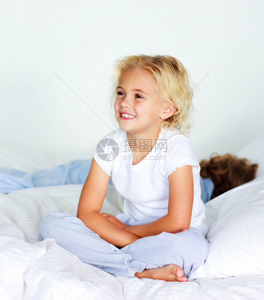 女孩睡前坐在床上睡觉的小女孩图片