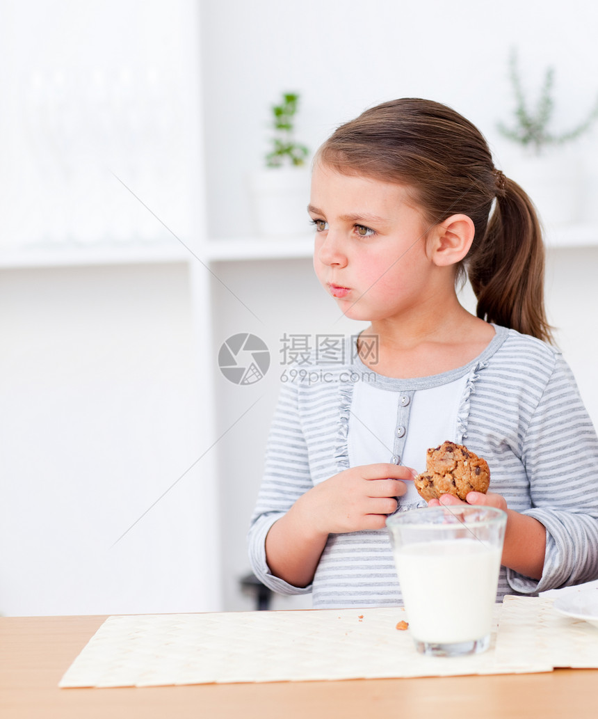 一个小姑娘吃饼干的肖像图片