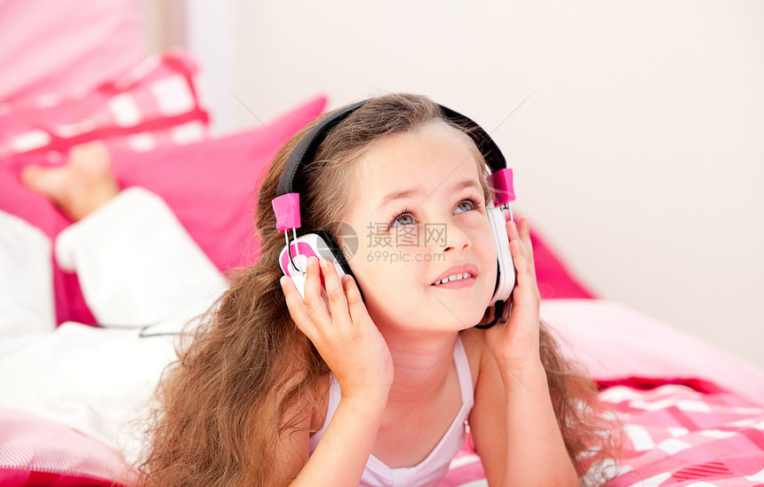 可爱的小女孩听音乐 躺在床上 躺在床上图片