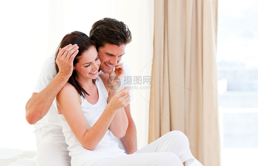 幸福的一对夫妇发现怀孕测试结果妻子恋人异性快乐卧室关系母性关爱女朋友男人图片
