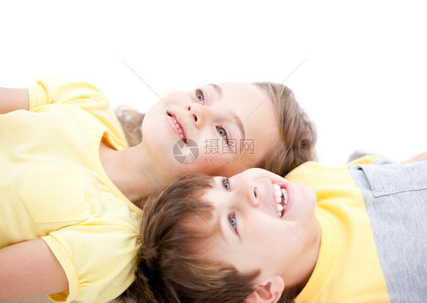 一同躺在地板上微笑的儿童们图片