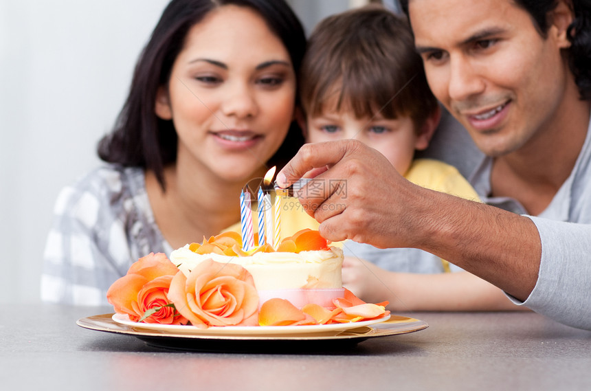 一家人一起过生日 幸福快乐食物微笑儿子派对礼物姐姐食欲女儿家庭女性图片
