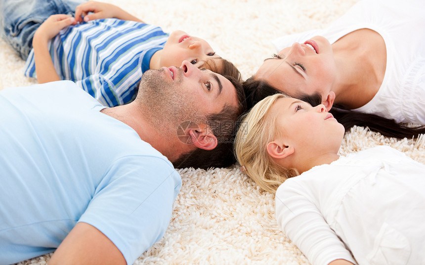 幸福的一家人一起躺在地上图片
