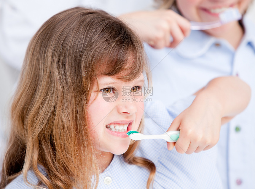 白种女孩在刷牙图片