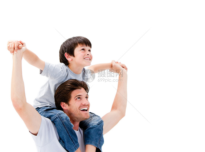喜悦的父亲给儿子搭便车童年男人幸福白色父母男生农村孩子微笑快乐图片