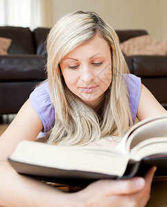 可爱的女人在看书书架阅读班级中学小说学校学习专注图书馆沙发背景图片