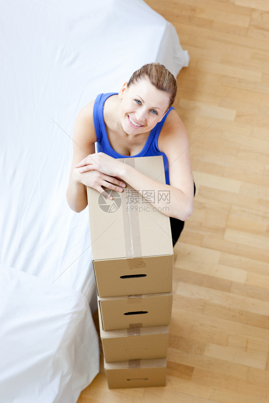 吸引人的女人搬动着不同的箱子图片
