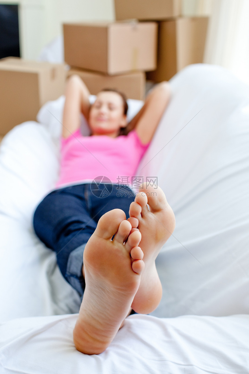 开心的女人在沙发上放轻松图片