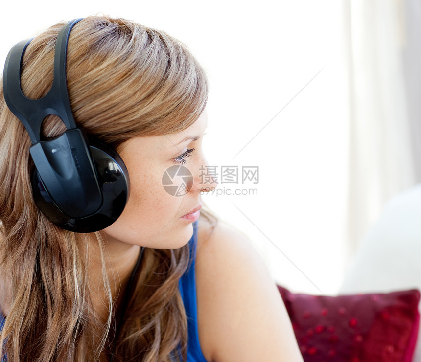 贞洁的女人正在用耳机听音乐图片