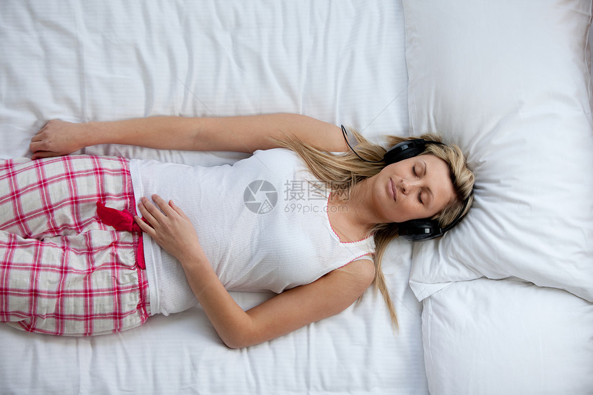 白种女人在床上听音乐图片