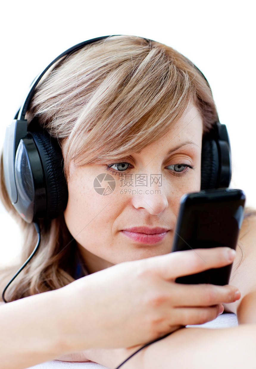迷人的女士正在用耳机监听音乐图片
