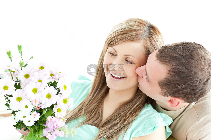 黑光男人给他的女朋友送花束图片