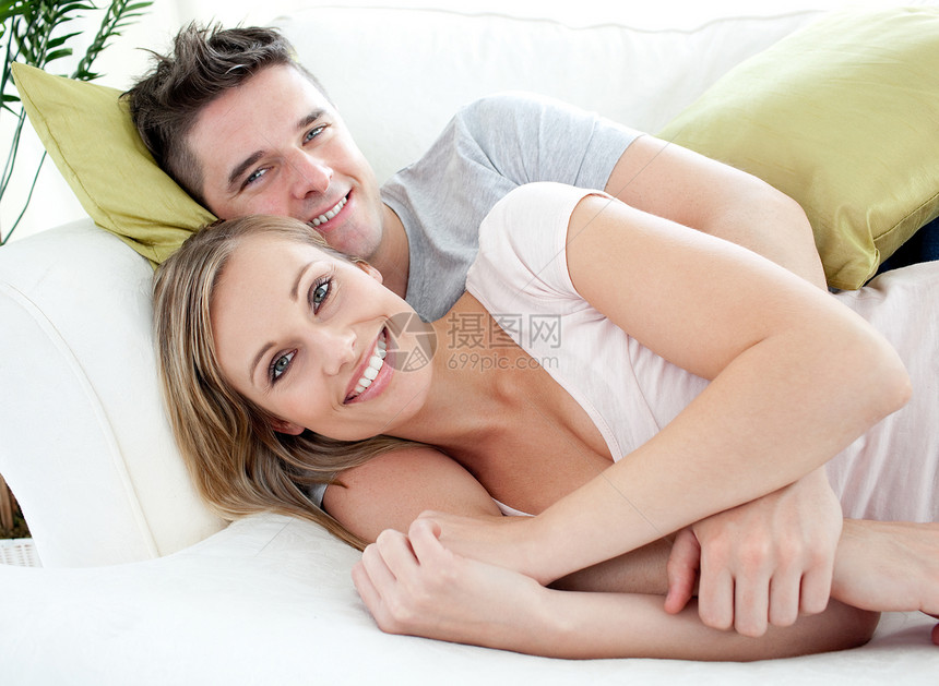 在沙发上玩得开心的笑吻情侣图片