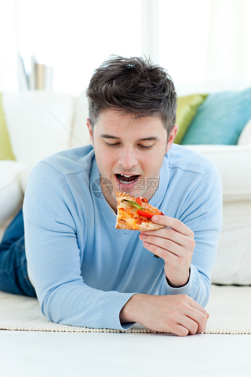 一个吃披萨的年轻人图片
