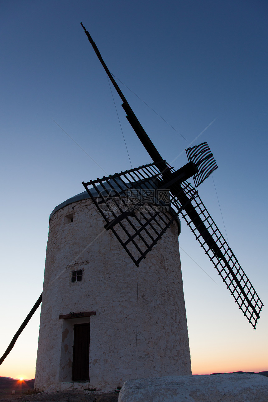 西班牙卡斯蒂利亚拉曼查康苏格拉的风车村庄遗产旅行历史日落旅游晴天图片