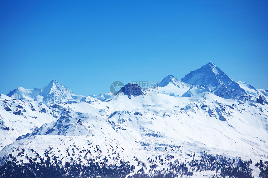 山上有高山太阳单板蓝色滑雪板冻结滑雪阳光运动冰川天空图片