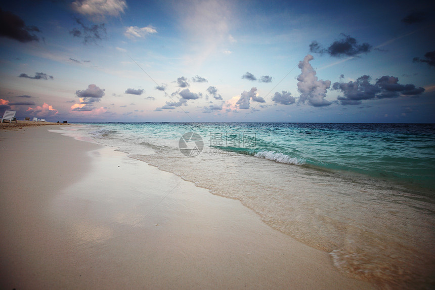 日落在海中旅行天气海洋季节蓝色假期场景地平线太阳天空图片