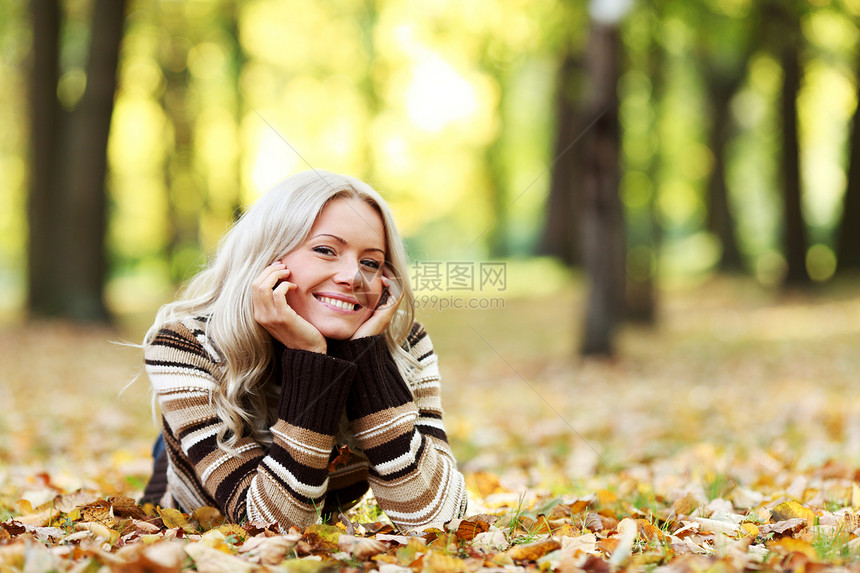 秋季妇女眼睛头发团体橙子感恩叶子幸福季节女孩乐趣图片