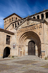 桑蒂亚纳德尔马尔坎塔布里 Cantabri的圣朱利安娜合校教堂石头遗产旅行入口教会宗教村庄晴天历史纪念碑背景