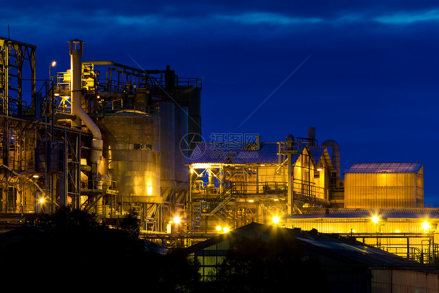 西班牙坎塔布里亚州翁顿工业工作日落照明图片