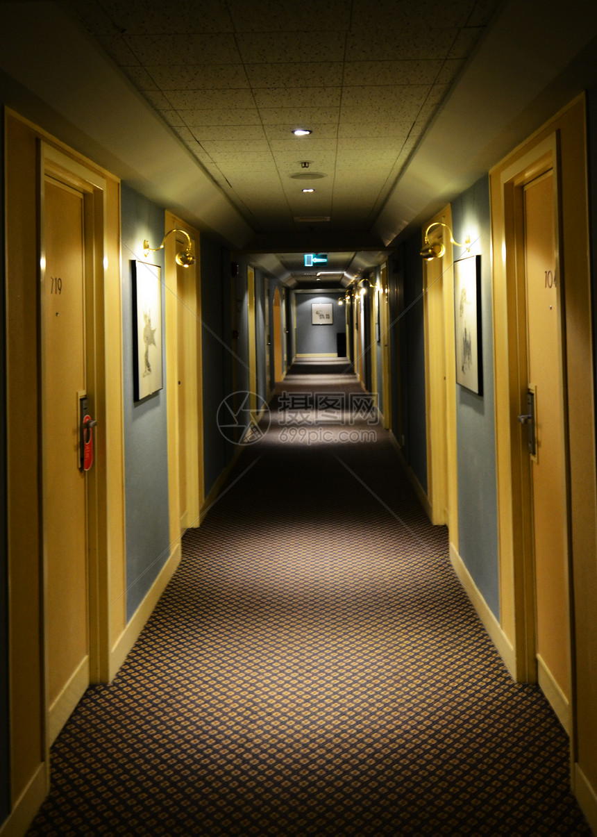 在有房间入口的旅馆走廊图片