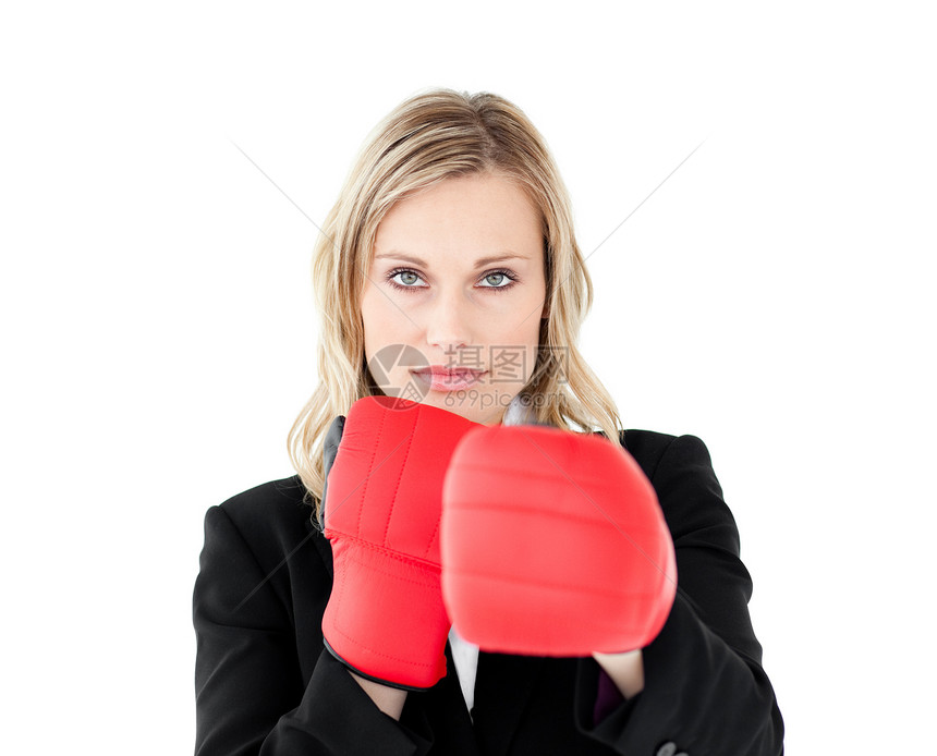 一位充满自信的女商务人士和拳击手套的肖像图片